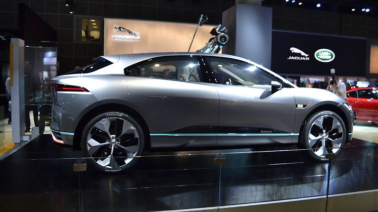 Weil die Passagiere im Jaguar I-Pace tiefer sitzen, ist das Dach flacher als beim F-Pace.