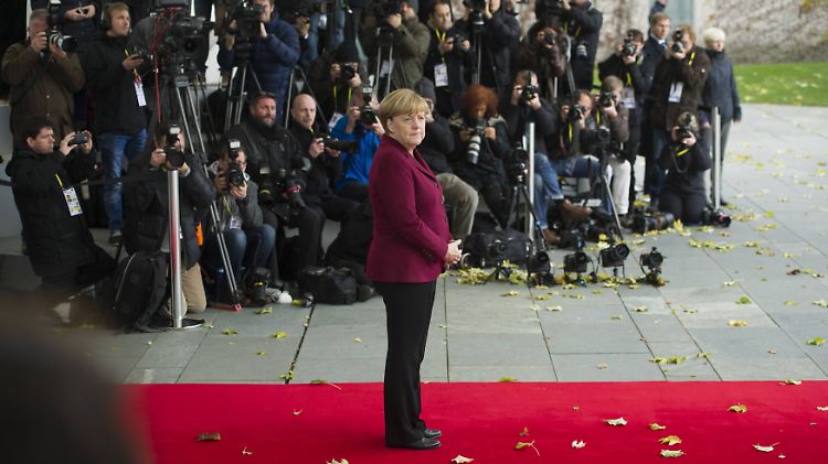 Auf dem roten Teppich vor dem Kanzleramt wartet Merkel auf Staatsgäste.