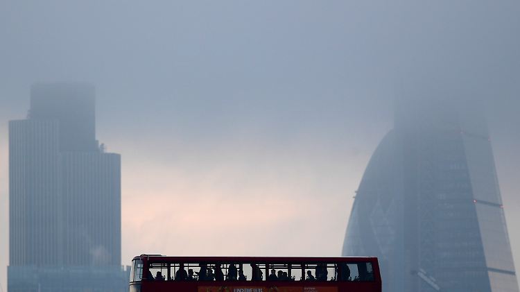 Berufsverkehr vor der Skyline von London.