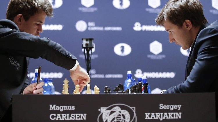 Kam wieder nicht an Sergej Karjakins Defensive vorbei: Magnus Carlsen (l.)