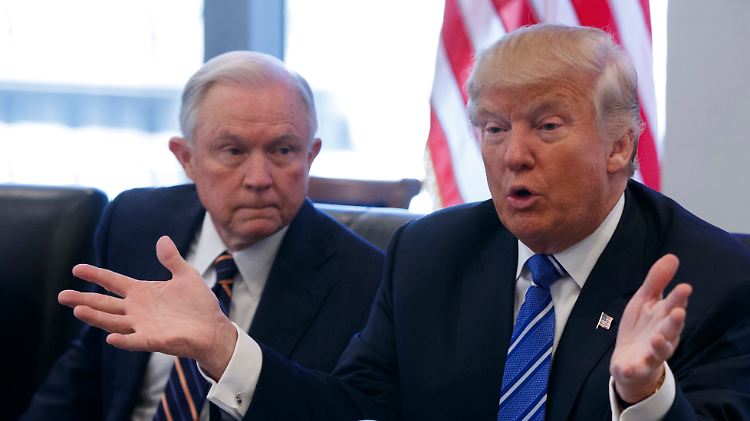 Der künftige US-Präsident Donald Trump macht Senator Jeff Sessions (l.) zu seinem Justizminister.