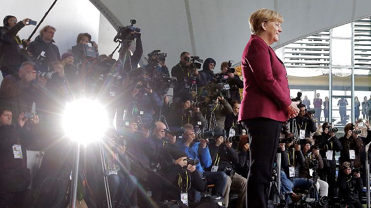 Hat nicht nur Journalisten im Rücken: Bundeskanzlerin Angela Merkel.