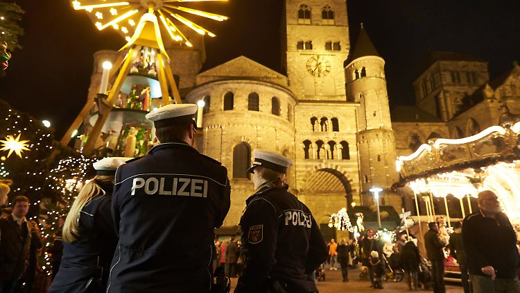 Sowohl in Uniform als auch in Zivil patrouillieren Beamte auf den deutschen Weihnachtsmärkten.