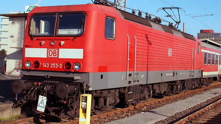 Eine Lok der Baureihe 143. Vor jedem Fahrtantritt müssen die Verschiebungsdetektoren überprüft werden.