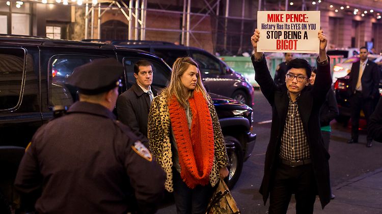 Vor dem Richard Rodgers Theater, in dem das Musical "Hamilton" gegeben wird, demonstrieren mehrere Menschen gegen den künftigen US-Vizepräsidenten Mike Pence.
