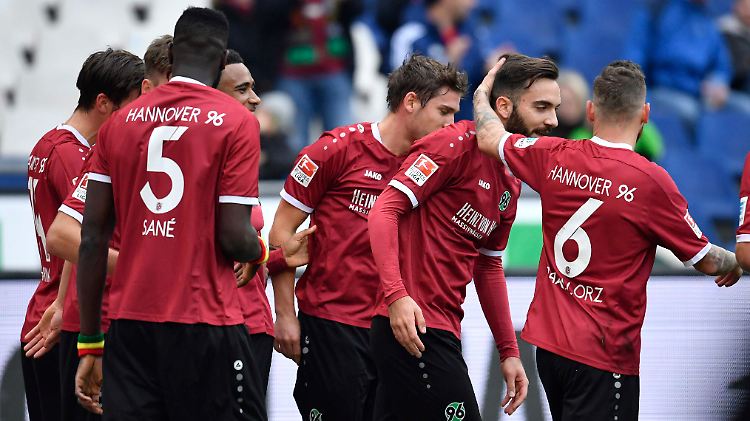 Gut gemacht, Junge: Hannovers Martin Harnik lässt sich nach dem 1:0 beglückwünschen.