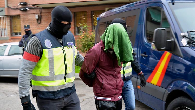 Einer der Verdächtigen wird in Roda de Ter abgeführt.