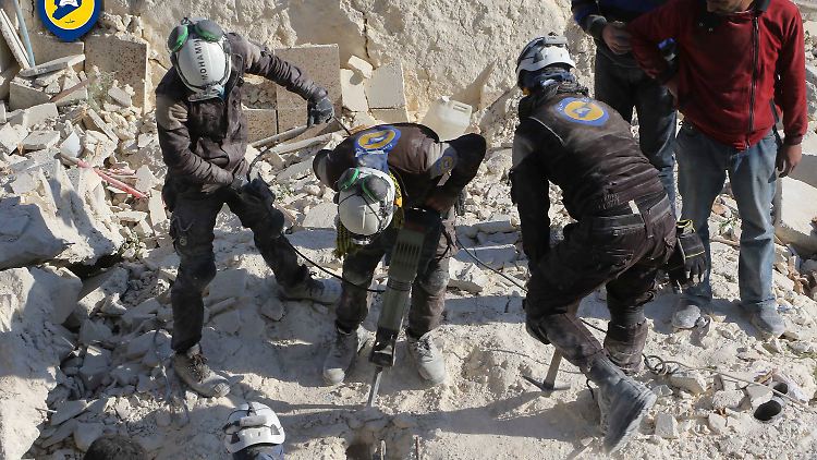 Syrische Weißhelme versuchen nach einem Luftangriff durch den Schutt zu kommen und suchen nach Opfern.