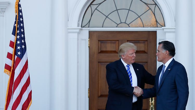 Trump (l.) könnte Romney ins Kabinett holen.