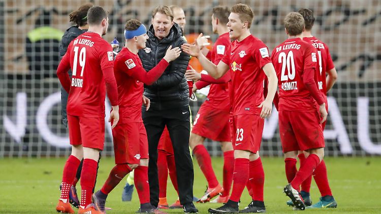 Ganz oben: Leipzigs Trainer Ralpg Hasenhüttl und seine Schützlinge in Leverkusen.