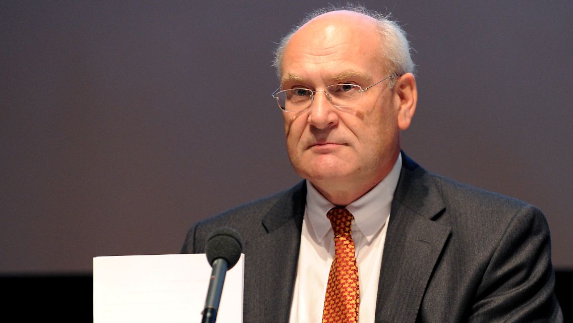 Man sieht Dieter Ammer den Ernst der Lage an.
