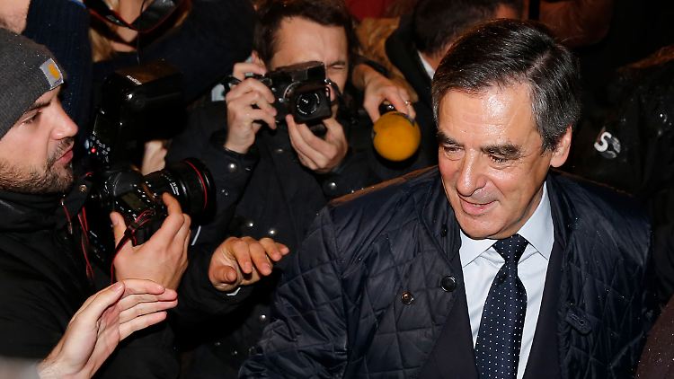 François Fillon (r.) gewann überraschend deutlich.
