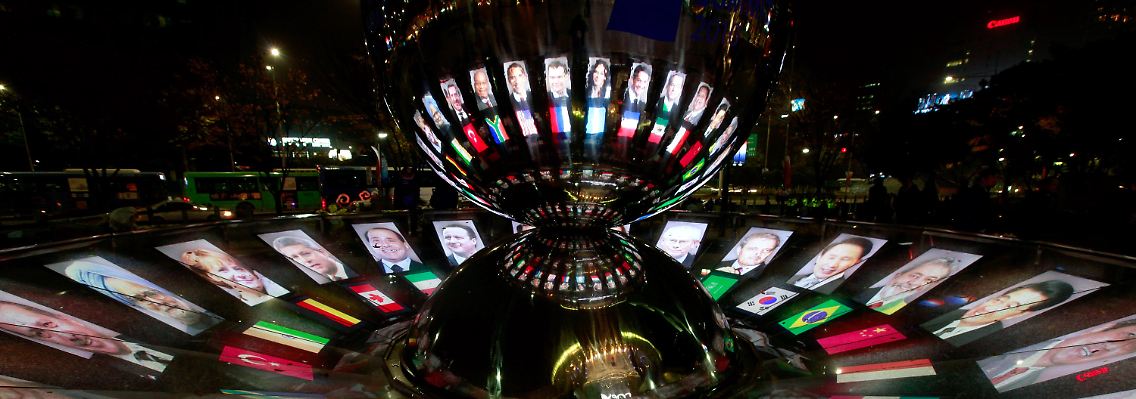 Hochtechnisiertes Gastgeberland: Die stimmungsvolle Installation mit den Porträts der Teilnehmer vor dem Tagungsort erinnert wohl nur zufällig an einen Roulette-Tisch.