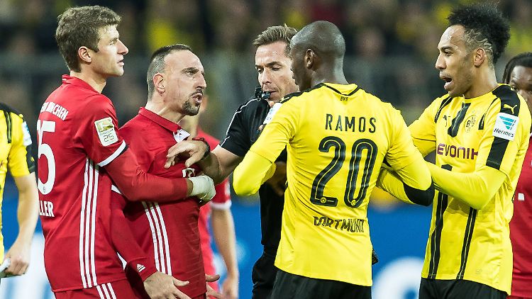 Alles im Griff: Links Franck Ribéry, rechts Adrian Ramos - und in der Mitte Schiedsrichter Tobias Stieler.
