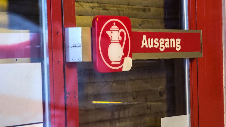 Am Freitag hatten sich Edeka und Rewe auf die Aufteilung der Kaiser's-Märkte in Berlin geeinigt. 