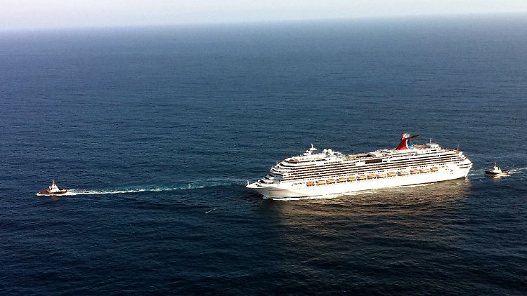 Mehrere Schiffe waren der "Carnival Splendor" zu Hilfe geeilt. 