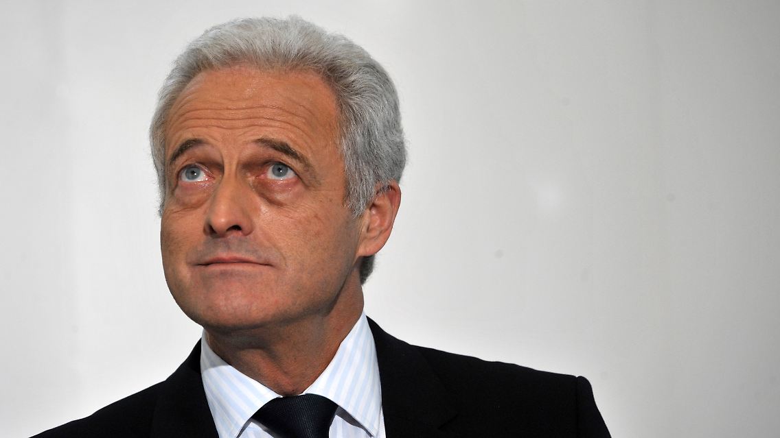 Peter Ramsauer schaut hilfesuchend nach oben. Aber es gibt keinen Geldregen.