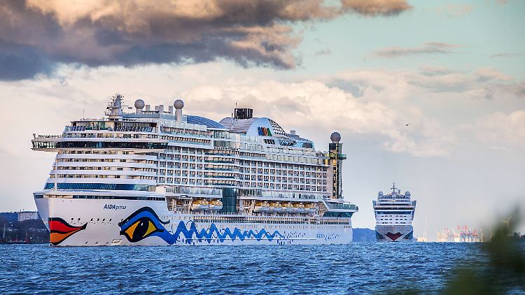 Die Kreuzfahrtschiffe begegnen sich immer häufige, denn die Routen sind voll.