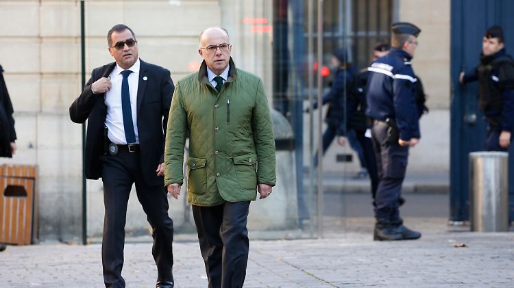 Anti-Terror-Aktionen in Marseille und unweit der deutschen Grenze: Frankreichs Innenminister Bernard Cazeneuve (in grüner Jacke).