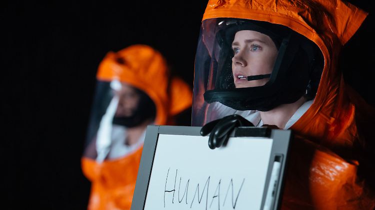 "Verstehen wir uns?" Amy Adams als Linguistin Louise Banks, die die Sprache der schwarzen Kreise verstehen lernen soll.