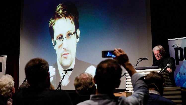 Bei einer Auslieferung in die USA drohen ihm hohe Strafen: Edward Snowden lebt nach seinen spektakulären Enthüllungen im russischen Exil.