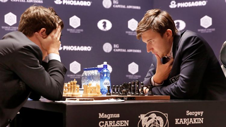 Magnus Carlsen (l.) symptomatisch - wieder machte er Fehler. 