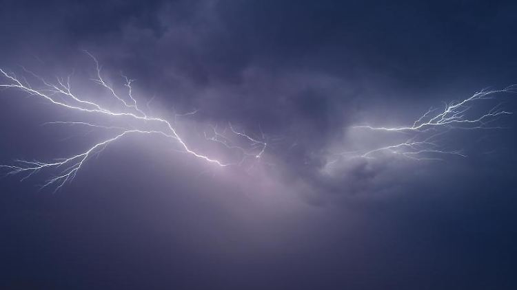 Gewitter mit Blitz am Himmel