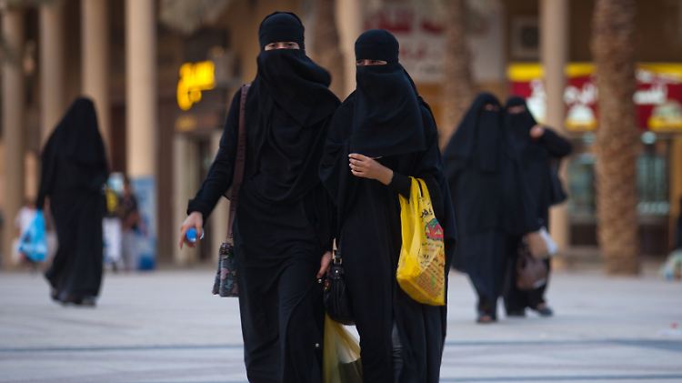 In Saudi-Arabien gehört der Ganzkörperschleier, hier der Niqab, zum Alltag.
