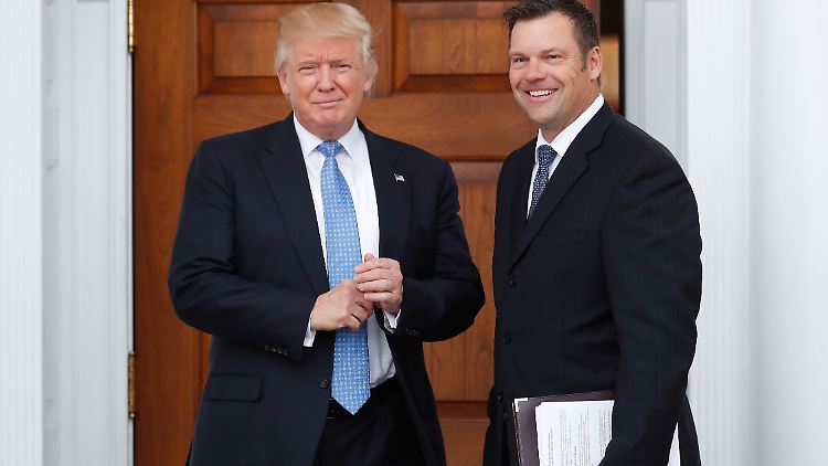 Kris Kobach gibt aus Versehen Geheimnisse preis.