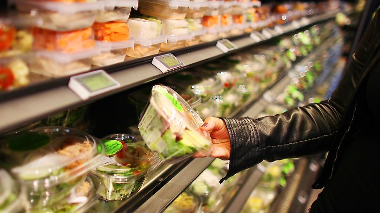 Abgepackter Salat aus dem Kühlregal - nicht per se schädlich, aber ein guter Nährboden für Krankheitserreger.
