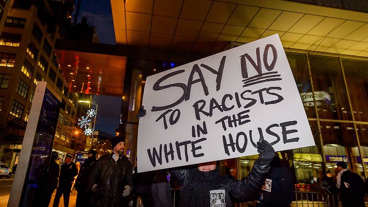 In New York protestieren Menschen unter anderem gegen die Ernennung von Steve Bannon zum Chefberater von Trump.