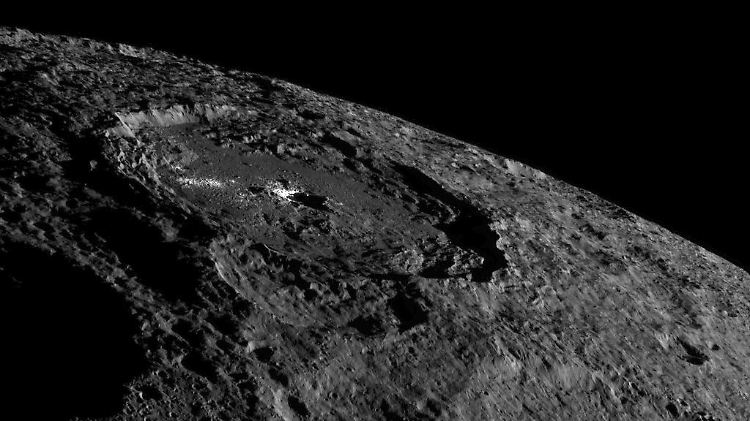 Der Occator-Krater, der die hellste Region des Zwergplaneten beheimatet.