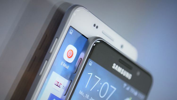 Mit dem Galaxy A3 2016 gibt's auch von Samsung ein gutes Handy unter 250 Euro.