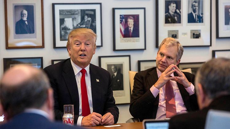 Trump war am 22. November zu Besuch bei der "New York Times". Rechts neben ihm sitzt Herausgeber Arthur Sulzberger Jr.