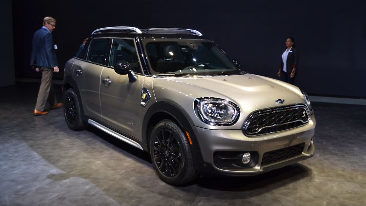 Der 88 PS starke Elektromotor im MINI Cooper S E Countryman ALL4 leitet seine Kraft über ein Eingang-Getriebe an die Hinterachse, während ein Dreizylinder-Ottomotor mit 136 PS die Vorderräder antreibt.