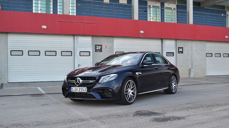 Die jeweils 17 Millimeter breiteren Radläufe machen Platz für die breitere Spur und die größeren Räder an der Vorderachse des AMG E 63 S.