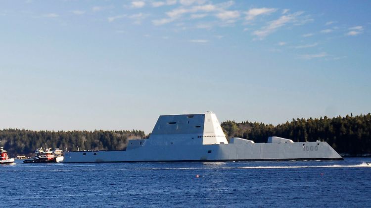 US-Zerstörer der neuesten Generation: Die "USS Zumwalt" gerät bei ihrer Fahrt in den neuen Heimathafen in Schwierigkeiten.