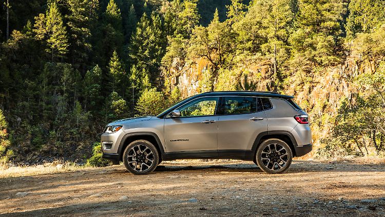Der optisch dem größeren Grand Cherokee nachempfundene Fünftürer ist nur 4,39 Meter lang.