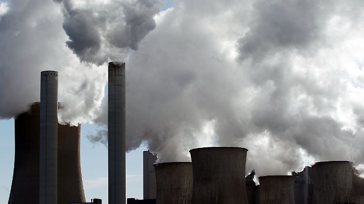 CO2 entsteht unter anderem bei der Verbrennung von Braunkohle - wie hier in einem RWE-Kraftwerk in Nordrhein-Westfalen.