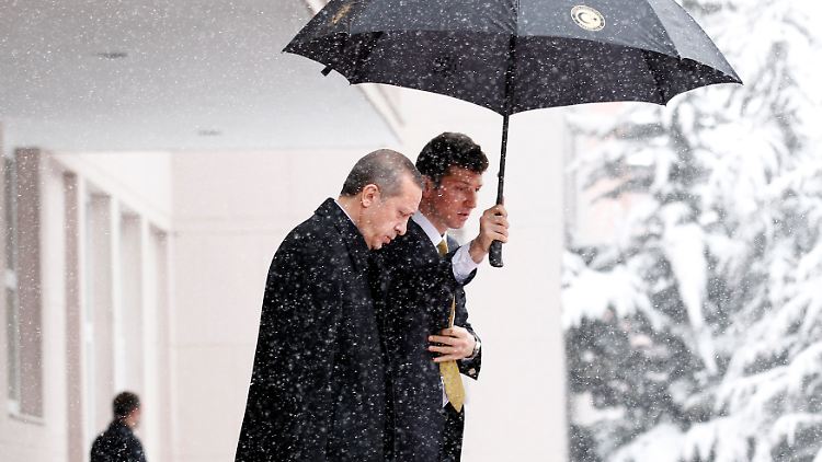 Erdogan bahnt sich seinen Weg durch den Schnee - in diesem Bild aus dem Jahr 2012 nicht auf dem Weg nach Brüssel.