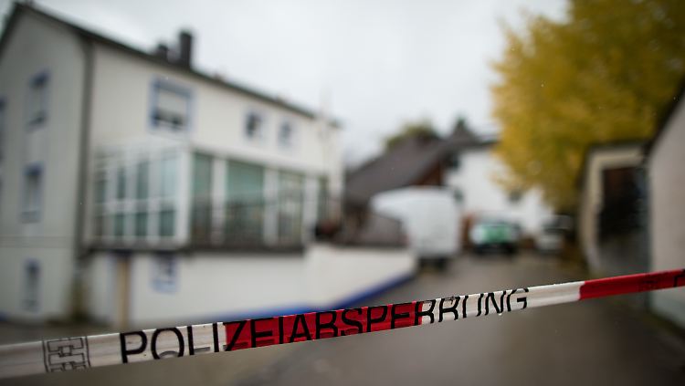 Tatort in Georgensgmünd: Wochen nach den Schüssen werden zwei Beamte vom Dienst suspendiert.