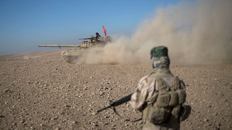 Schlacht um Mossul: Mit schwerem Gerät und unterstützt durch Spezialeinheiten aus dem Westen rücken irakische Regierungssoldaten, schiitischen Milizen und kurdischen Peschmerga-Kämpfern von allen Seiten auf Mossul vor. 