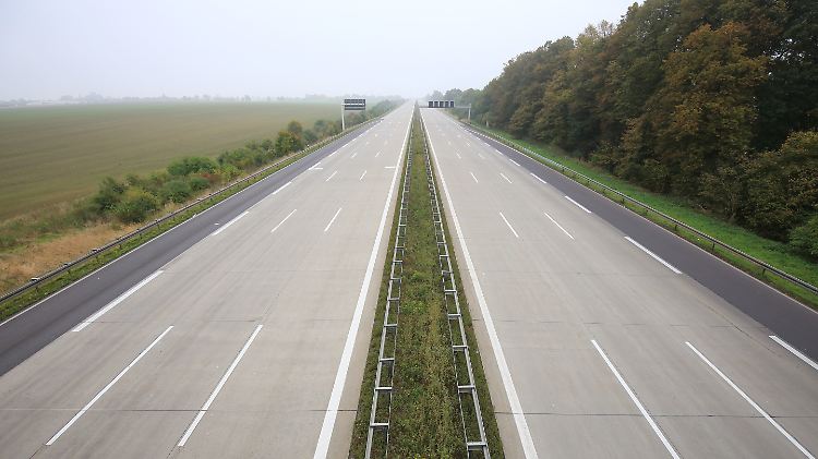 Seltener Anblick: Ein vollkommen unbefahrener Autobahnabschnitt (hier die A2 am Rasthof Börde bei Magdeburg).
