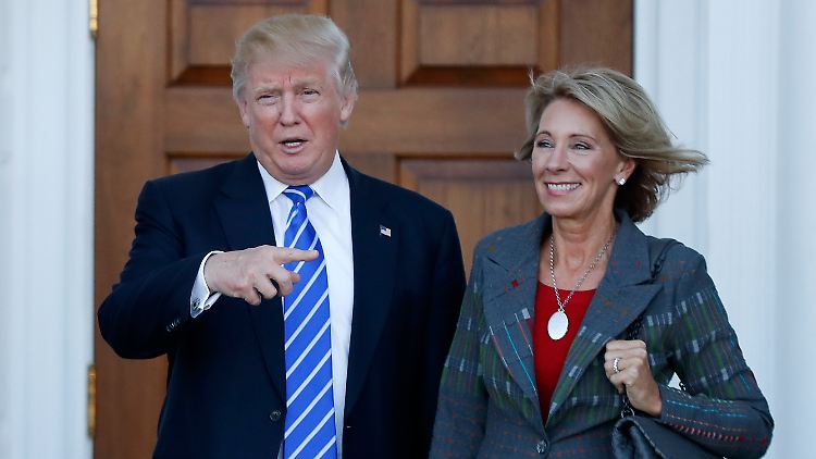 Der zukünftige US-Präsident Donald Trump mit seiner neuen Bildungsministerin Betsy DeVos.