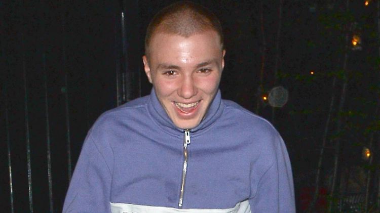 Madonnas Sohn Rocco ist in der Nachbarschaft als Bad Boy bekannt. Als er einen Joint raucht, rufen Anwohner die Polizei.