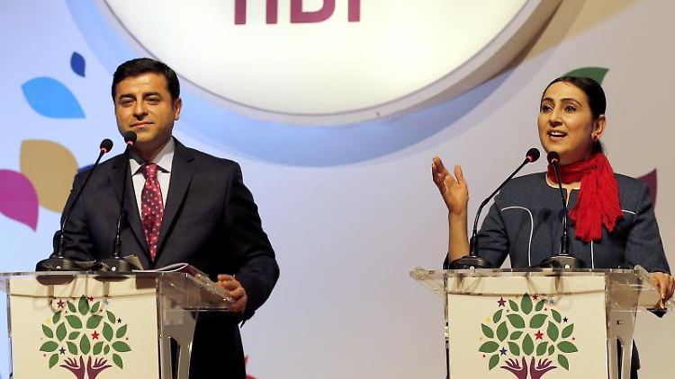 Den HDP-Chefs Demirtas und Yüksekdag drohen Strafen, die länger sind als sie wohl leben werden. 