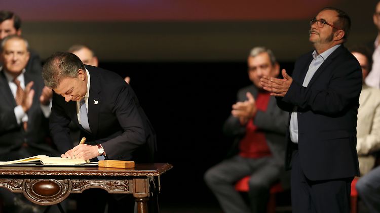 Santos ist mit dem Nobelpreis für seine Friedenspolitik die höchste Ehre zuteil geworden.