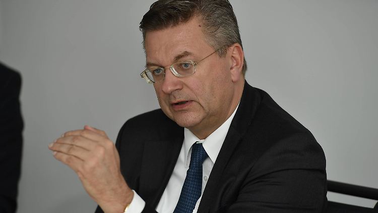 Der DFB (hier Präsident Reinhard Grindel) hat nach eigenen Angaben stets in vollem Umfang mit den Ermittlern kooperiert.