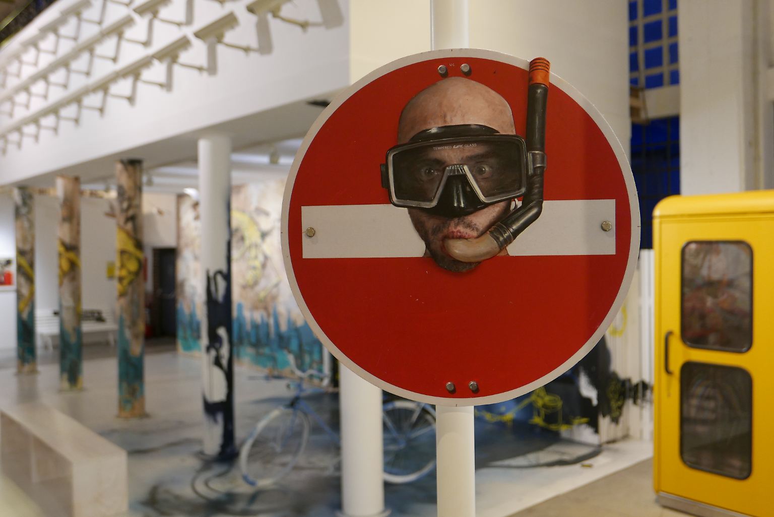 Urbane Kunst ist überall. Seien es Denkmäler und Skulpturen im öffentlichen Raum oder illegale Wandmalereien, Graffitis und Sticker, die an Verteilerkästen und Verkehrsschildern kleben.
