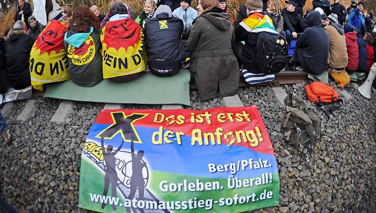 Atomkraftgegner sitzen auf den Bahngleisen im südpfälzischen Berg und protestieren gegen den Transport von Atommüll.